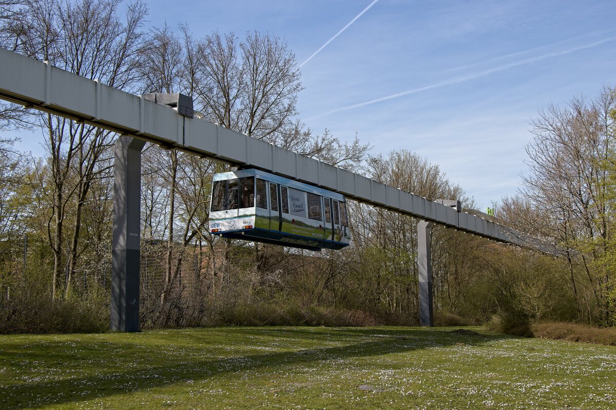 Wagen 2 der H-Bahn auf dem Weg zur Haltestelle Campus Nord (11.04.2022)