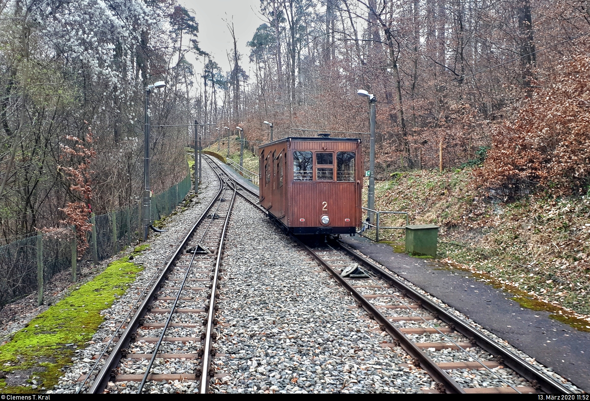 Wagen 2 der Standseilbahn Stuttgart (Stuttgarter Straßenbahnen AG (SSB)) ist auf seinem Weg vom Südheimer Platz (Talstation) zum Waldfriedhof (Bergstation) soeben dem Wagen 1 an der Abtschen Ausweiche in der Streckenmitte entgegengekommen.
(Smartphone-Aufnahme)
[13.3.2020 | 11:52 Uhr]