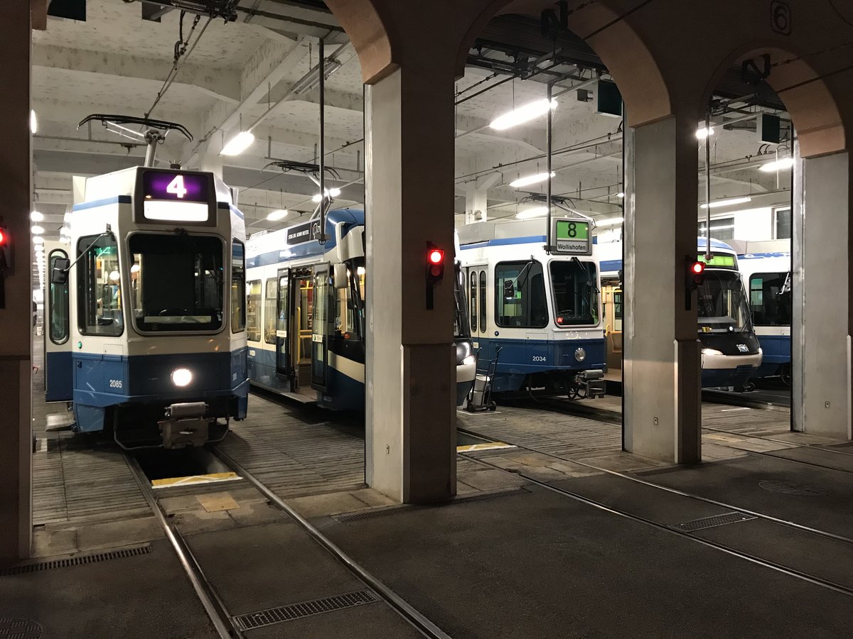 Wagen 2034 und 2085 im Depot Hard. Datum: 18. 7. 2020