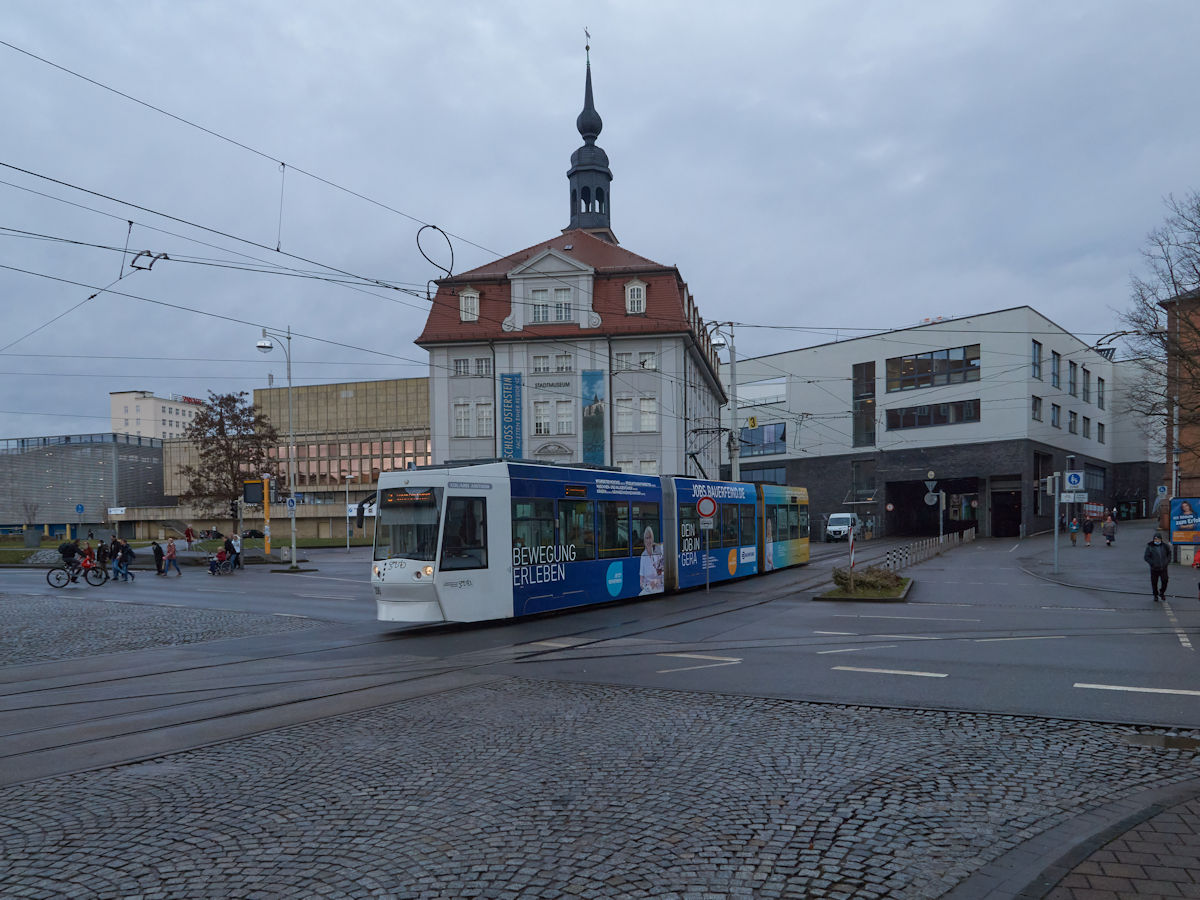 Wagen 206 der Geraer Straßenbahn, ein NGT8G, hatte am 30.12.2021 gerade die Geraer Innenstadt durchfahren und fuhr in die Haltestelle Heinrichstraße ein. Auch auf der Linie 3 kommen die zwischen 2006 und 2008 beschafften NGT8G zum Einsatz.