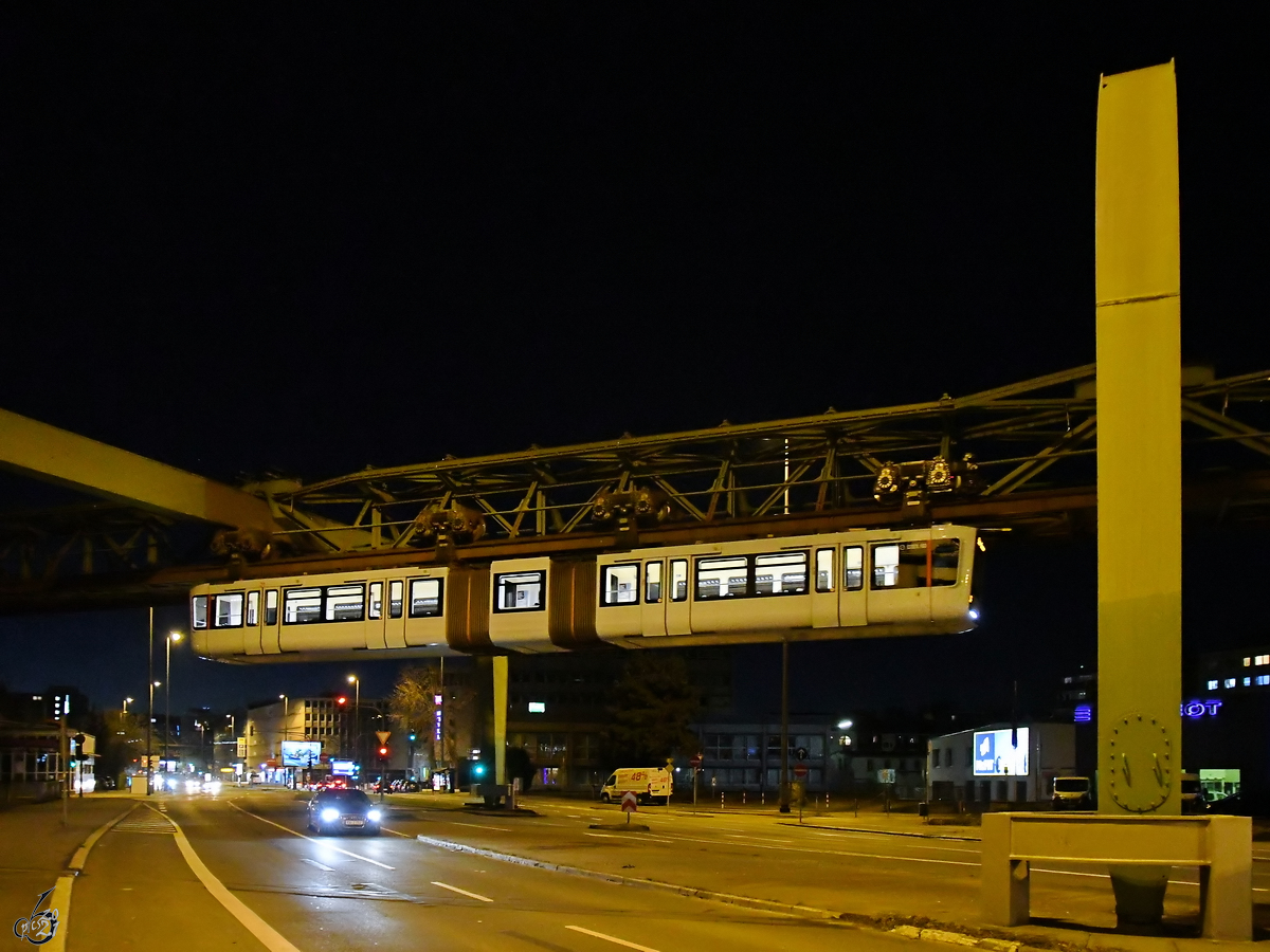 Wagen 21 überquert Ende Februar 2021 die Bundesallee in Wuppertal.
