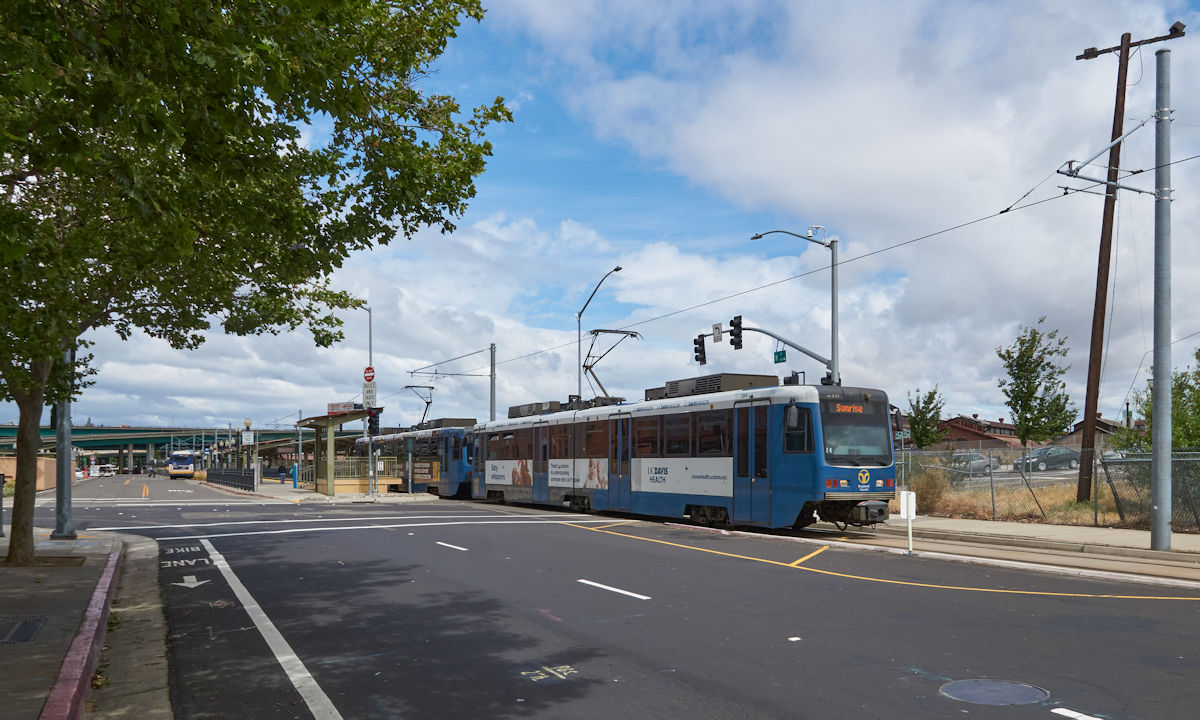 Wagen 216 der Sacramento RT Light Rail war am 21.5.2020 zusammen mit einem weiteren SRV-1 auf der Gold Line von der Valley Station nach Sunrise unterwegs. Gerade wurde die Sacramento Valley Station verlassen.
