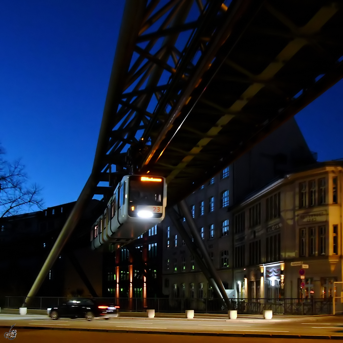 Wagen 23 überquert auf dem Weg zu Schwebebahnstation Kluse die Bundesallee in Wuppertal. (Februar 2021)