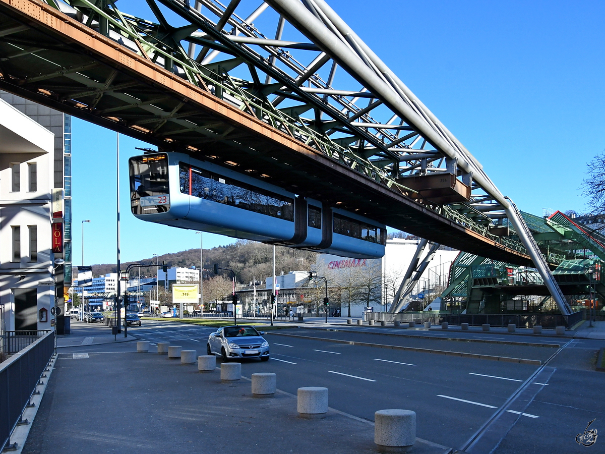 Wagen 23 verlässt die Schwebebahnstation Kluse und überquert im Februar 2021 die Bundesallee in Wuppertal.