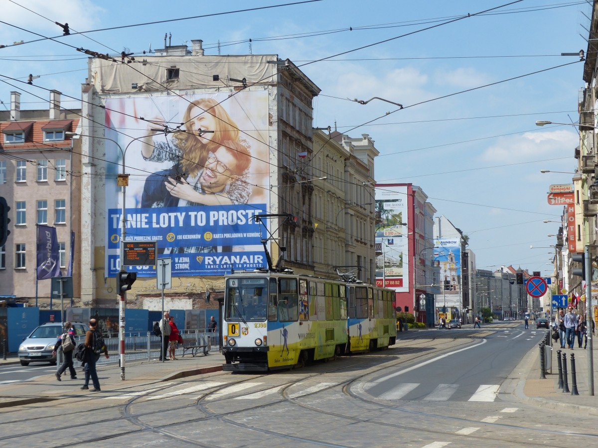 Wagen 2389 der für Polen so typischen Straßenbahnbaureihe Konstal 105N nahe dem Hauptbahnhof in Wrocław am 3.5.2015