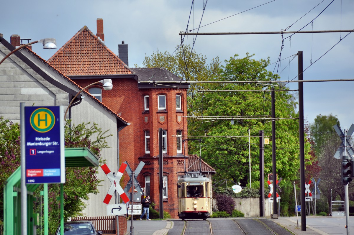 Wagen 239 als MaibaumExpress in Heisede in Richtung Laatzen fahrend(01.05.15)
