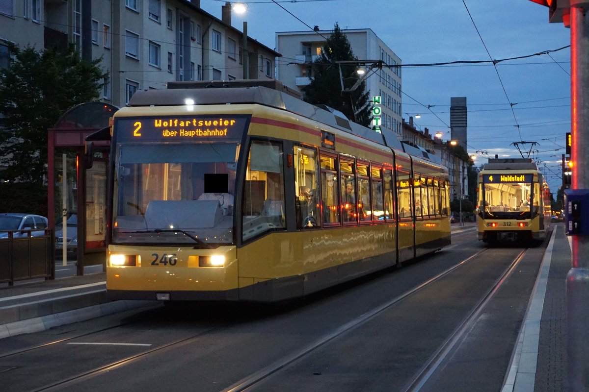Wagen 246 der Linie 2 nach Wolfartsweier am 28.05.2017 in der Karlsruher Innenstadt.