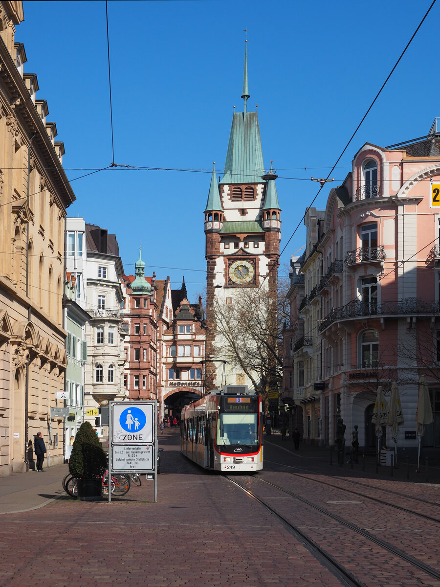 Wagen 249 fährt auf der Linie 3 gen  Vauban .
Im HIntergrund das  Martinstor  als eines von zwei erhaltenen Stadttoren.

Freiburg, der 06.03.2022