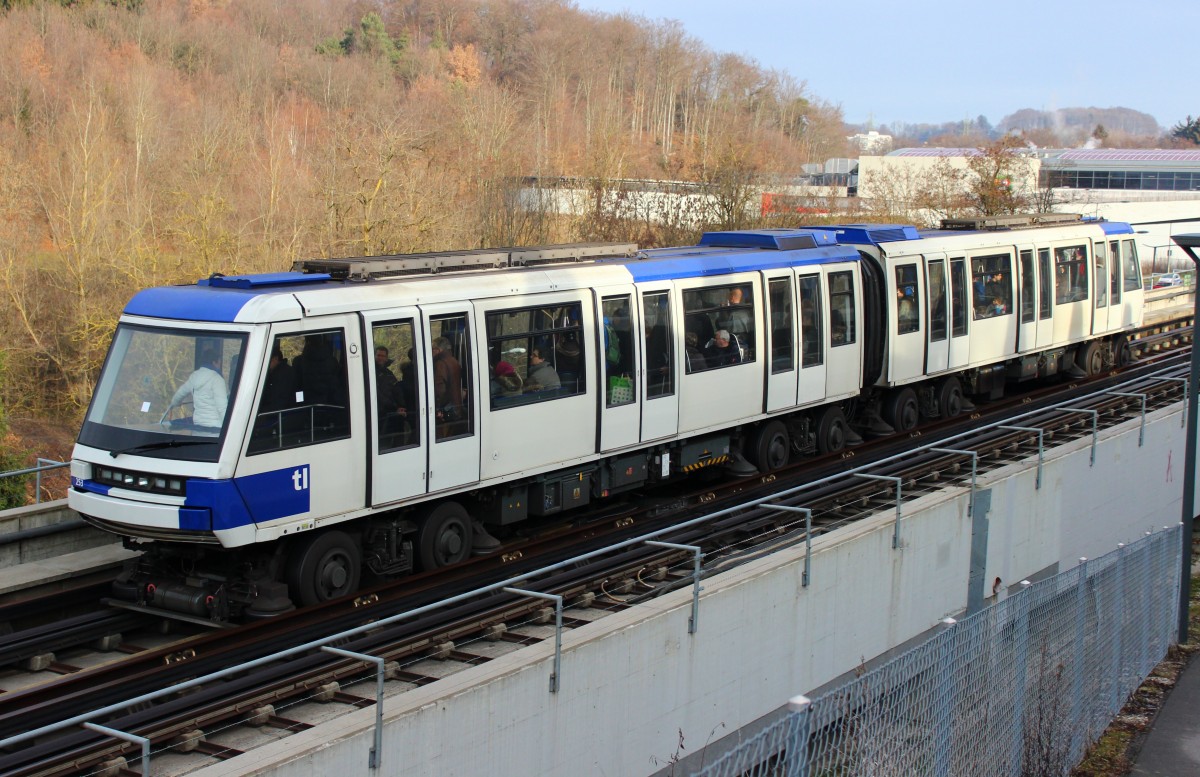 Wagen 253 der Metro M2 hat soeben die Station Sallaz verlassen und fährt gleich in den Untergrund - bis zur Station Grancy wird er kein Tageslicht mehr sehen. 01.02.2014