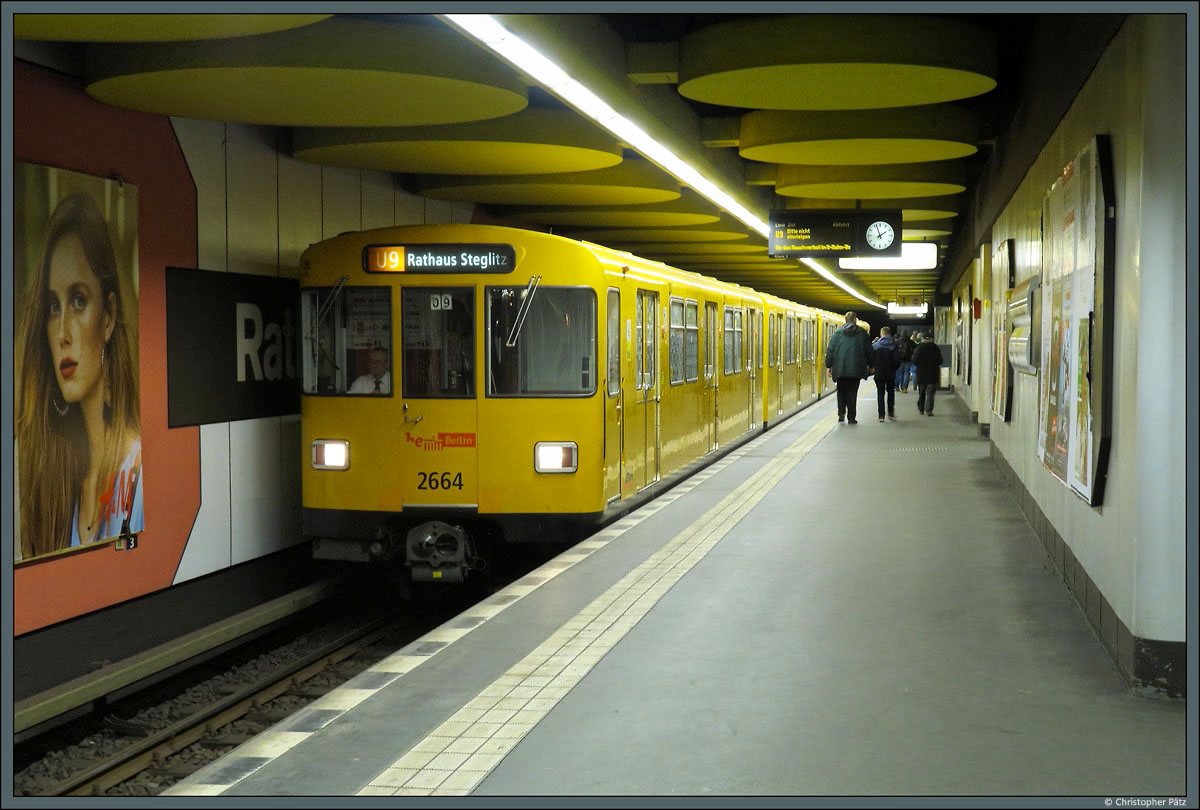 Wagen 2664 der BVG hat mit der Station Rathaus Steglitz den Endpunkt der U9 erreicht. Nach kurzer Fahrt in die Wendeanlage wird der Zug zurück Richtung Osloer Straße fahren. (20.03.2016)