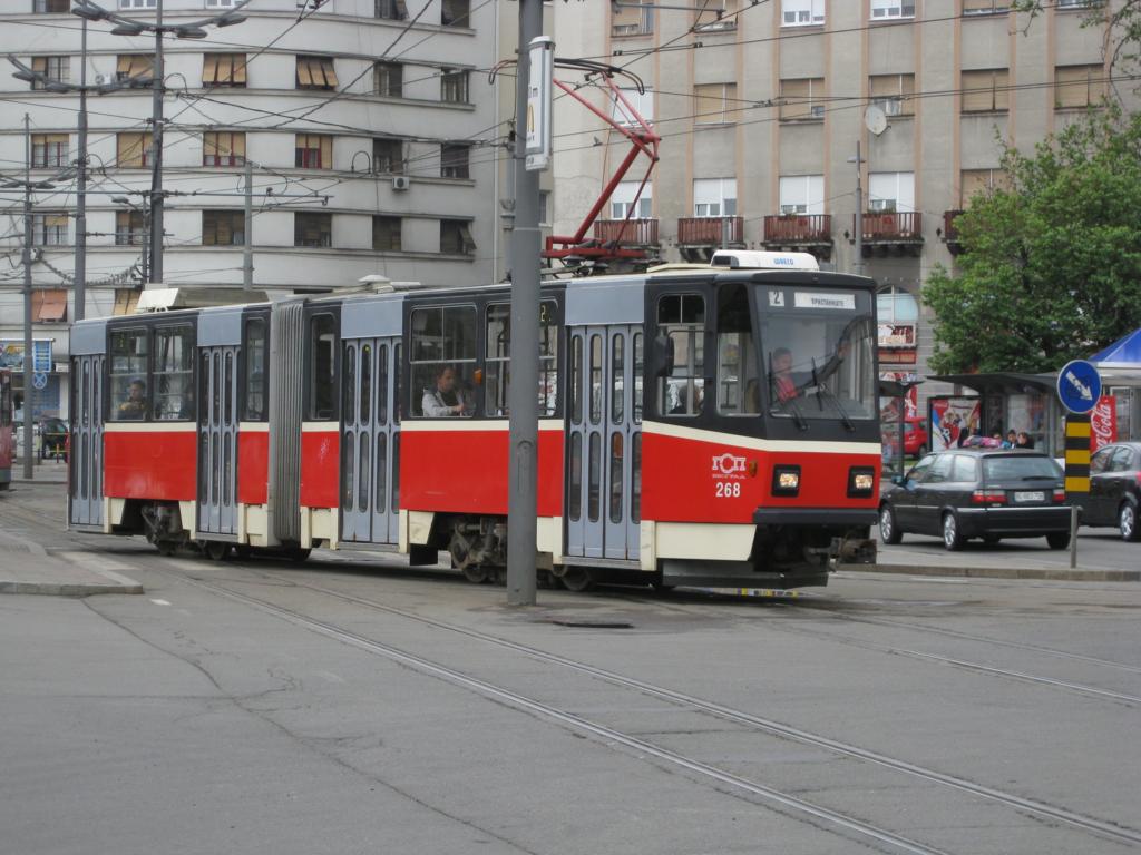 Wagen 268 ist am 9.5.2010 in Belgrad hier auf der Linie 2 nahe dem
Hauptbahnhof unterwegs.