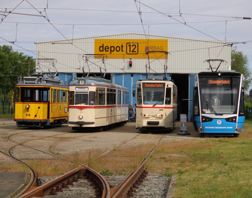 Wagen 26,Gotha Wagen 1,704 und 6N2 Wagen vor dem Depot 12 in Rostock-Marienehe.30.05.2026 