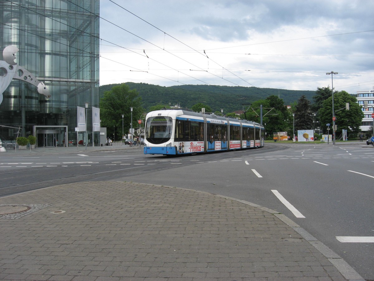 Wagen 279 fhrt am 17.5.09 als Linie 24 Richtung Hanschuhsheim ber den Bismarcplatz in Heidelberg