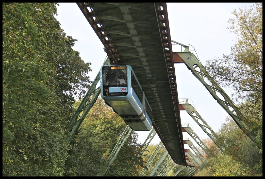 Wagen 29 der Wuppertaler Schwebebahn erreicht hier am 18.10.2023 um 12.16 Uhr die Wendehaltestelle in Oberbarmen.