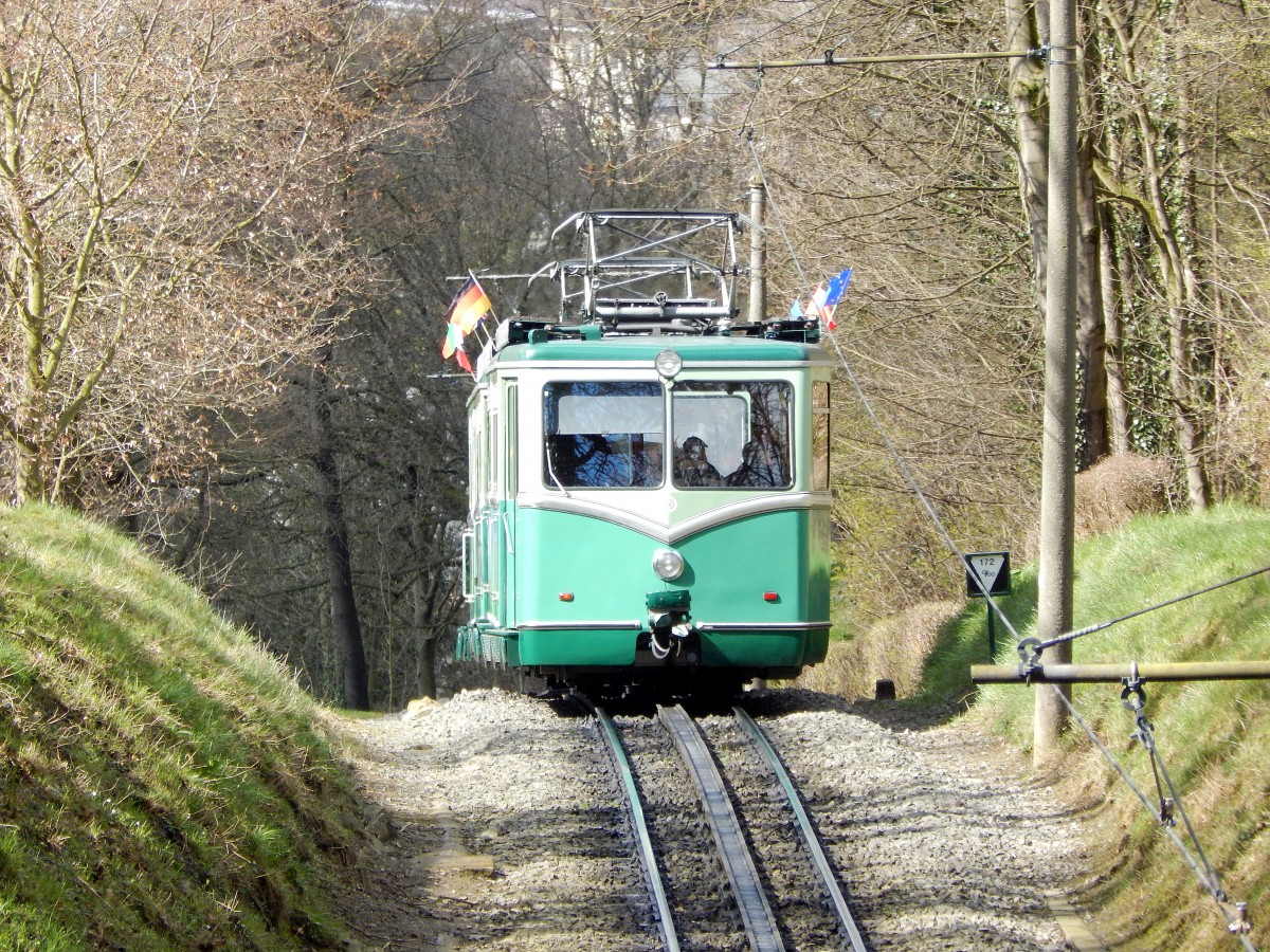 Wagen 3 und 4 der Drachenfelsbahn auf Talfahrt in Königswinter.

Königswinter 04.04.2015