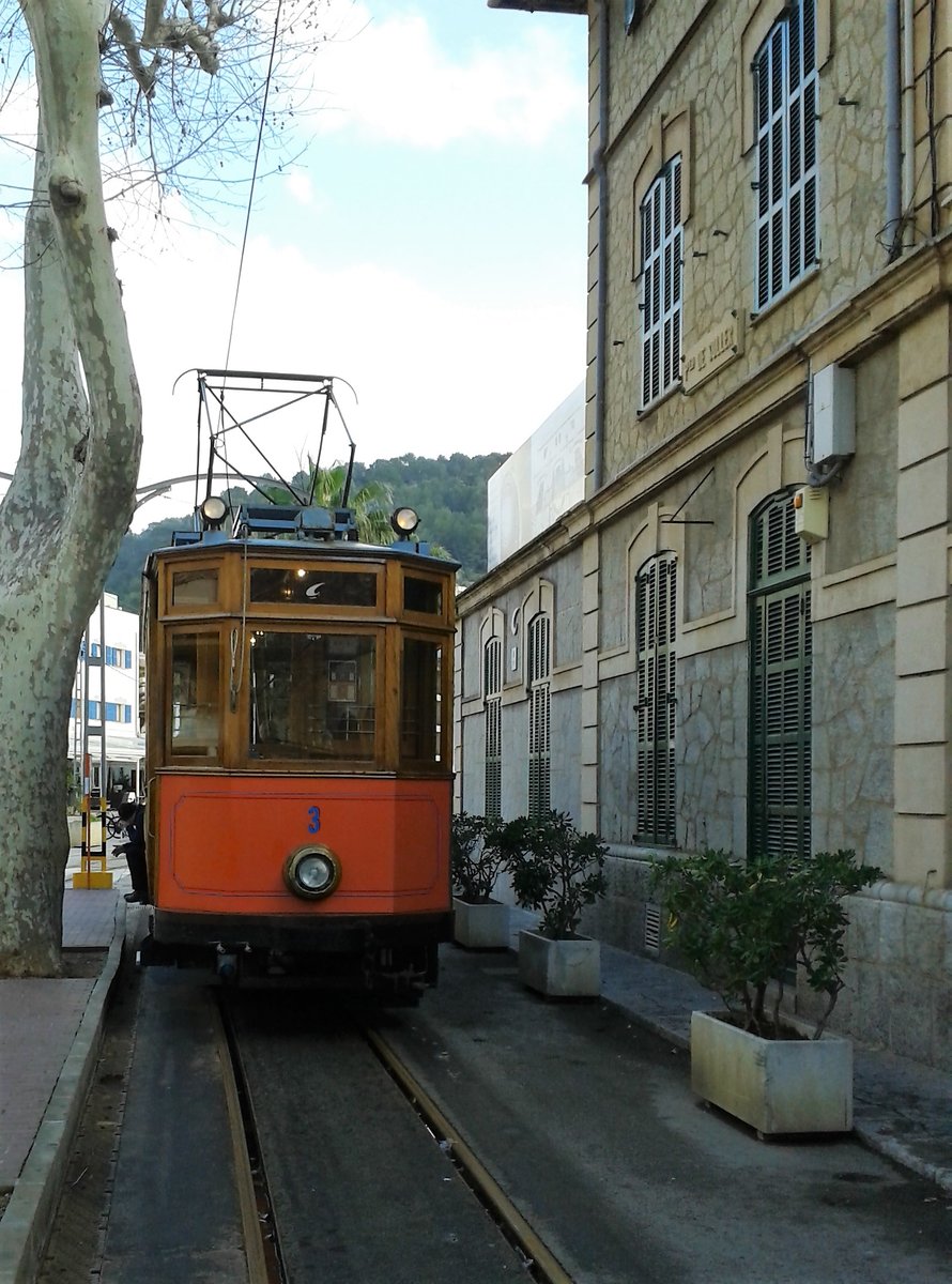 Wagen 3 der Straßenbahn von Sóller nach Port de Sóller am 25.01.2017 an der Endhaltestelle in Port de Sóller.