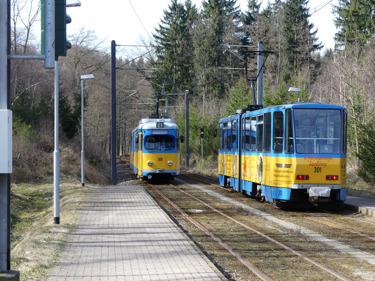 Wagen 301 nach Tabarz und Wagen 508 nach Gotha kreuzen am 16.03.2017 am Haltepunkt Marienglashöhle.