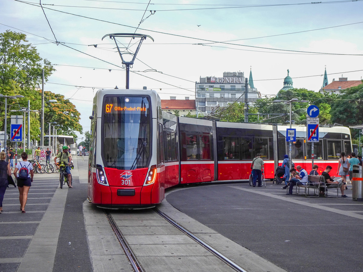 Wagen 301 der Wiener Straßenbahn als Linie 67 zum Otto-Probst-Platz am Reumannplatz, 19.07.2019.