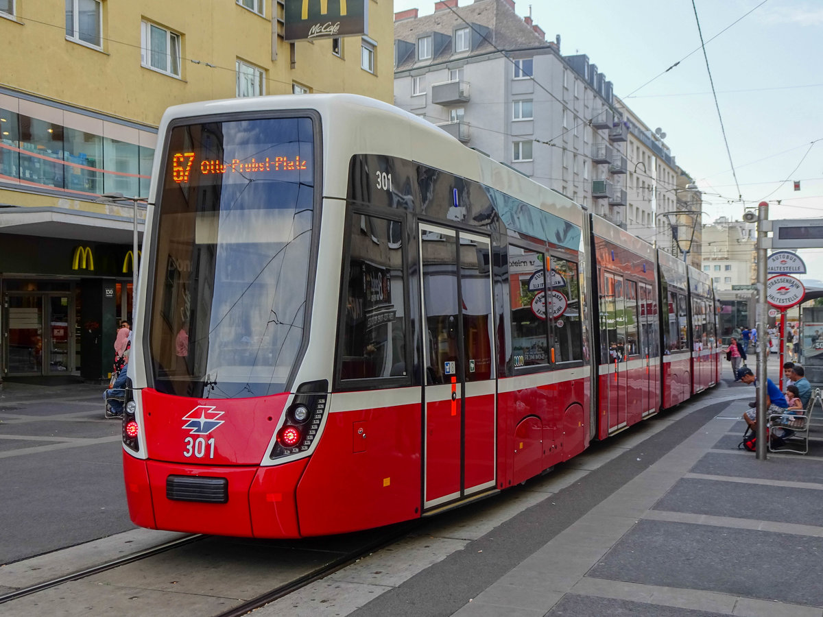 Wagen 301 der Wiener Straßenbahn als Linie 67 zum Otto-Probst-Platz am Reumannplatz, 19.07.2019.