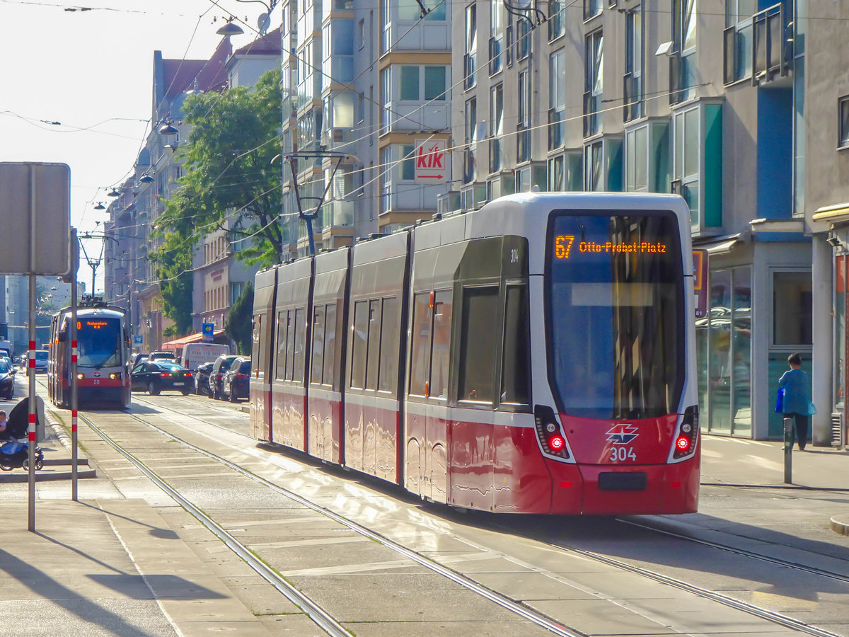 Wagen 304 der Wiener Straßenbahn als Linie 67 zum Otto-Probst-Platz an der Laxenburger Straße, 19.07.2019.