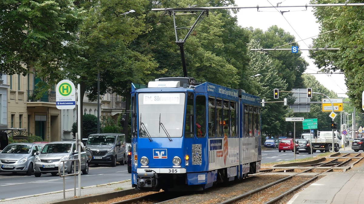 Wagen 305 der Görlitzer Straßenbahn kurz hinter der Station Lutherstraße. Er ist unterwegs als Linie 2 von Biesnitz/Landeskrone nach Bahnhof Südausgang, wo baubedingt Endstation war. Aufgenommen am 23.7.2018 11:01