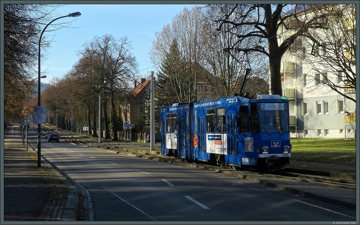 Wagen 305 der VGG rollt am 04.12.2016 über den eingleisigen Streckenabschnitt entlang der Promenadenstraße Richtung Königshufen.