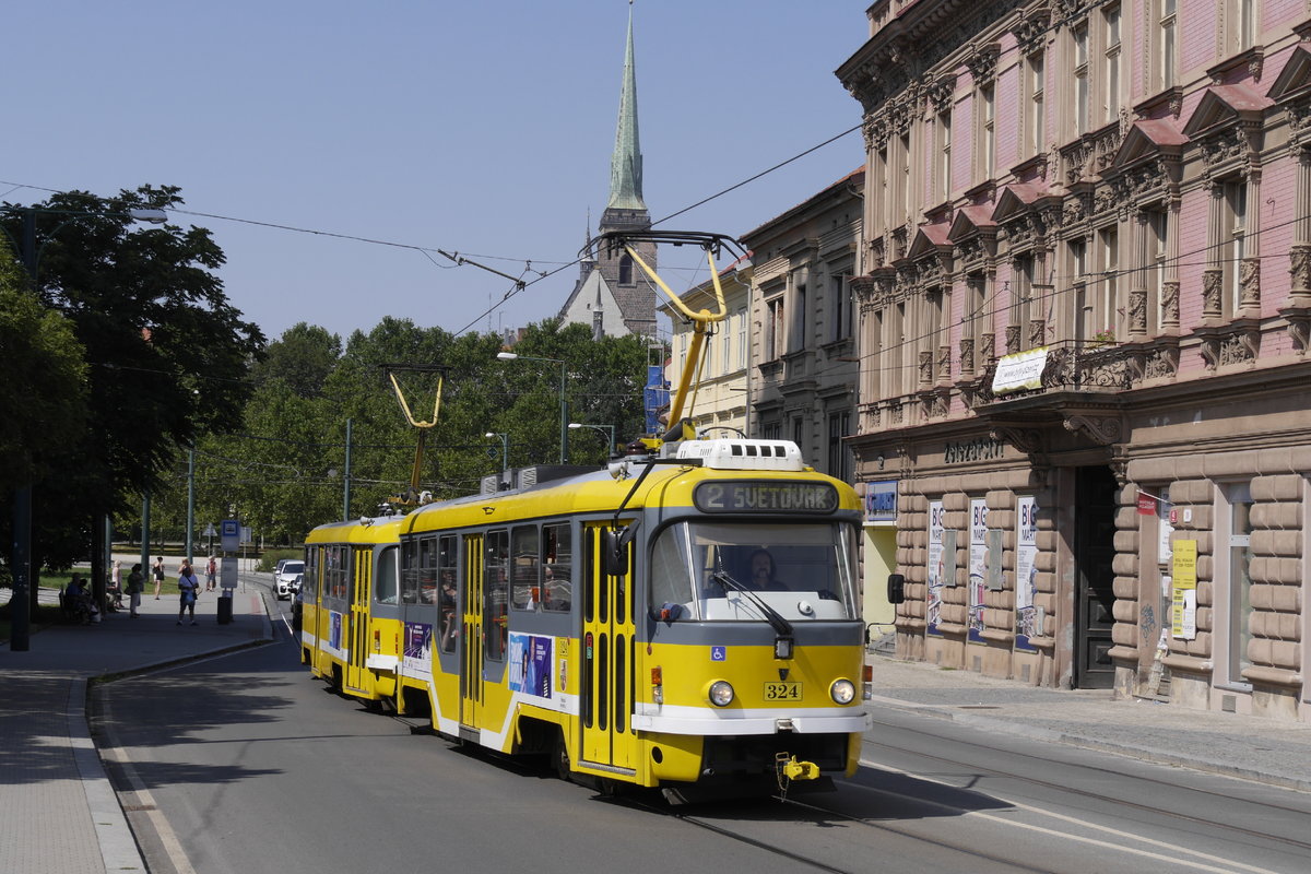 Wagen 324, mit barrierefreiem Mitteleinstieg, und 196, ein typischer Tatra 3-Zweiwagenzug der Straßenbahn Plzen, an der Haltestelle Englisches Ufer (Anglicke nabrezi) am 12.8.20.