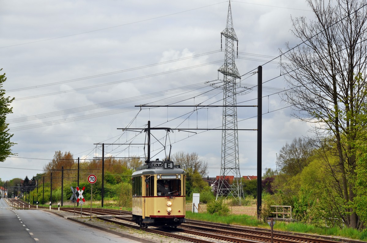Wagen 336 als MaibaumExpress in Heisede in Richtung Laatzen fahrend(01.05.15)
