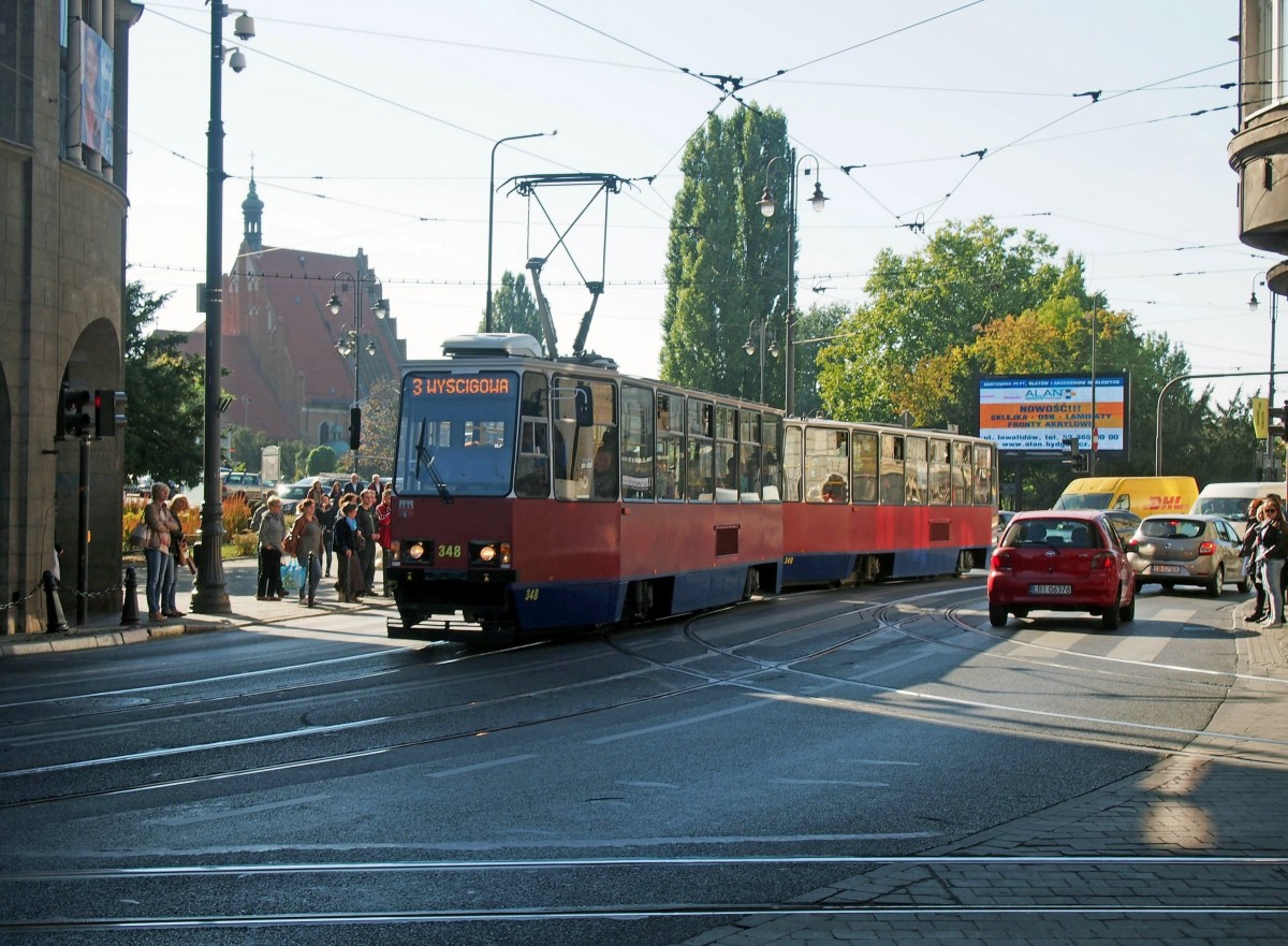 Wagen 348 der Linie 3 biegt auf Höhe der Danziger Straße in die Jagiellonska ein, im Hintergrund die Kathedrale St. Martin und St. Nikolaus. (2. Oktober 2015)