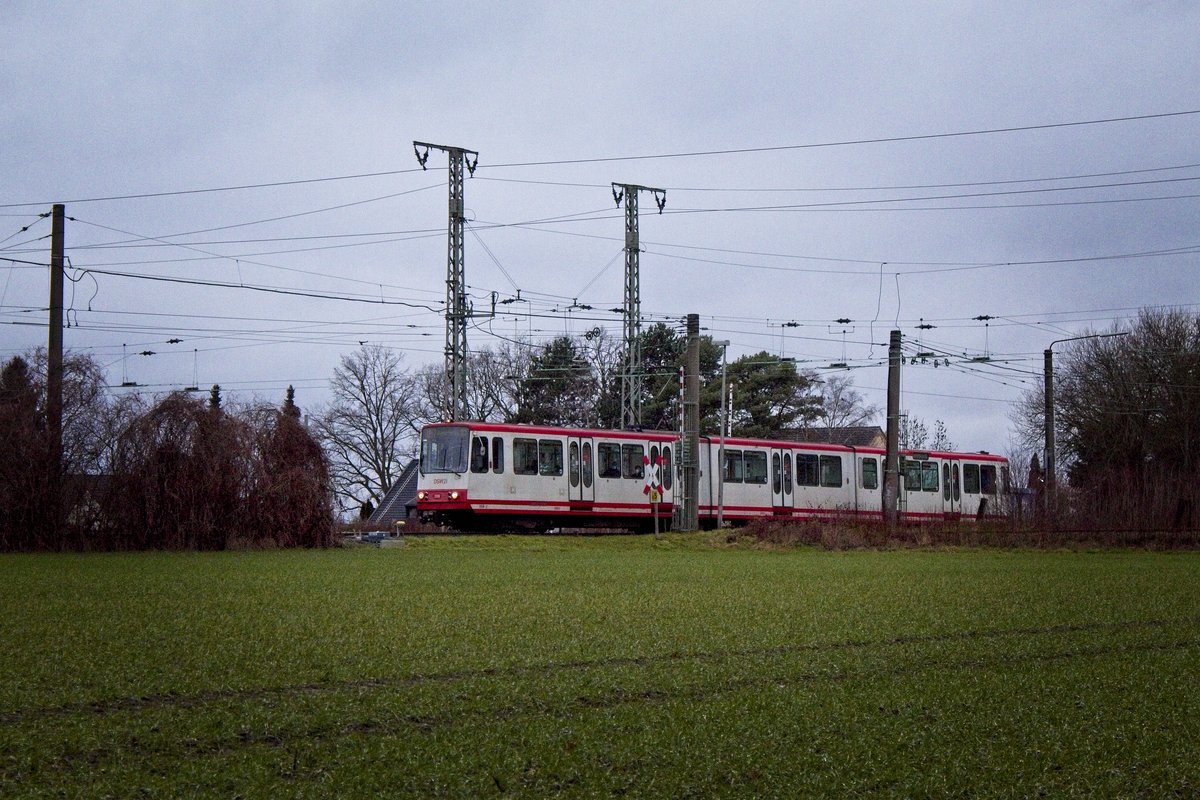 Wagen 358 passiert am 31.12.2020 die Kreuzung zwischen Stadtbahnstrecke und Gterbahn in Dortmund-Obernette 