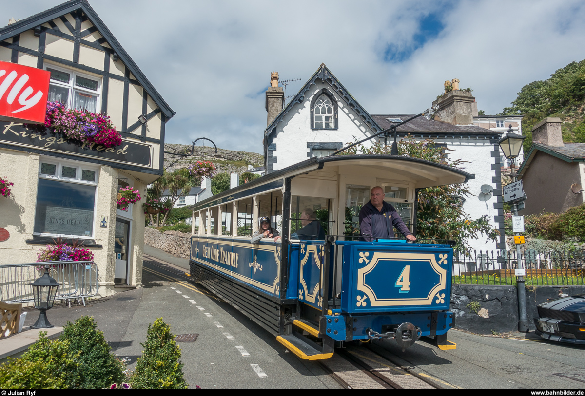 Wagen 4 des Great Orme Tramway erreicht am 14. August 2017 die Talstation in Llandudno.