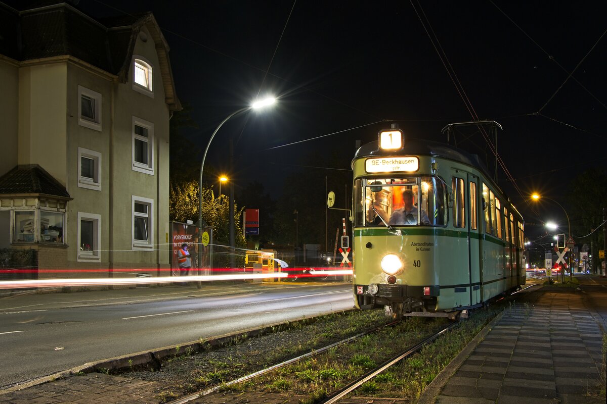 Wagen 40 der VhAG Bogestra hat den Bahnübergang am Bahnhof Gelsenkirchen-Buer Süd passiert und hält im Bereich der ehemaligen Straßenbahnhaltestelle, welcher noch am Bogestra-Typischen Pflaster erkennbar ist (25.09.2021)