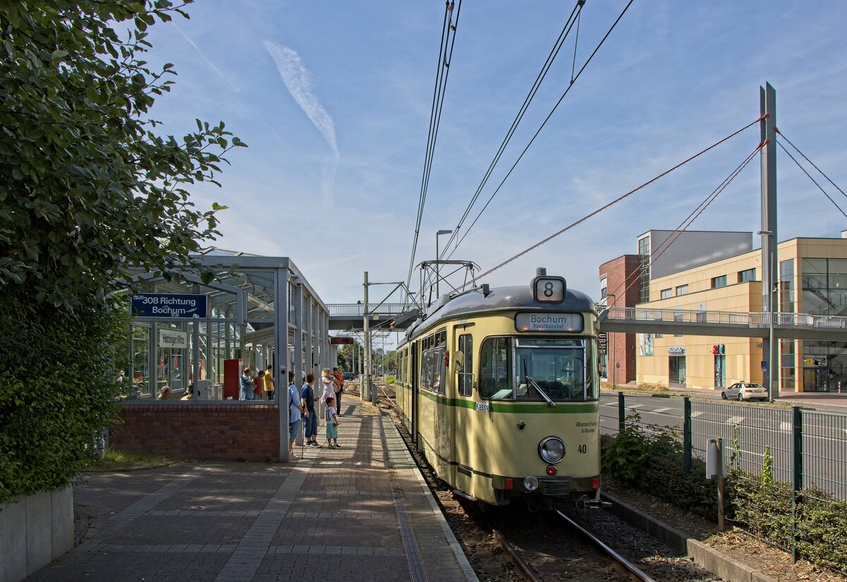 Wagen 40 der VhAG Bogestra steht abfahrbereit als Linie 308 nach Bochum Hbf an der Haltestelle Hattingen-Mitte (17.07.2022)