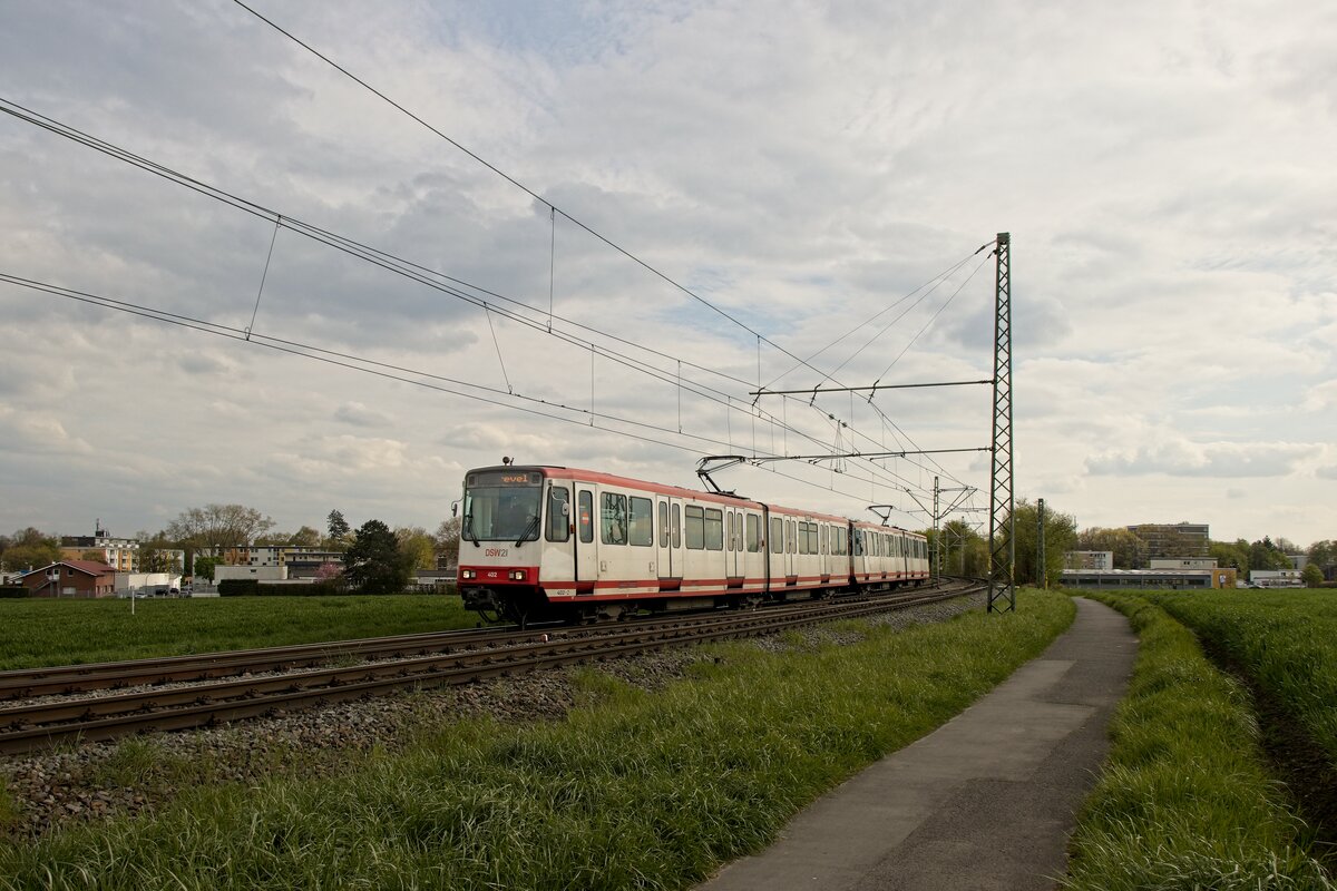 Wagen 402 und 410 fahren als U42 in die Endhaltestelle Grevel ein (26.04.2023) 