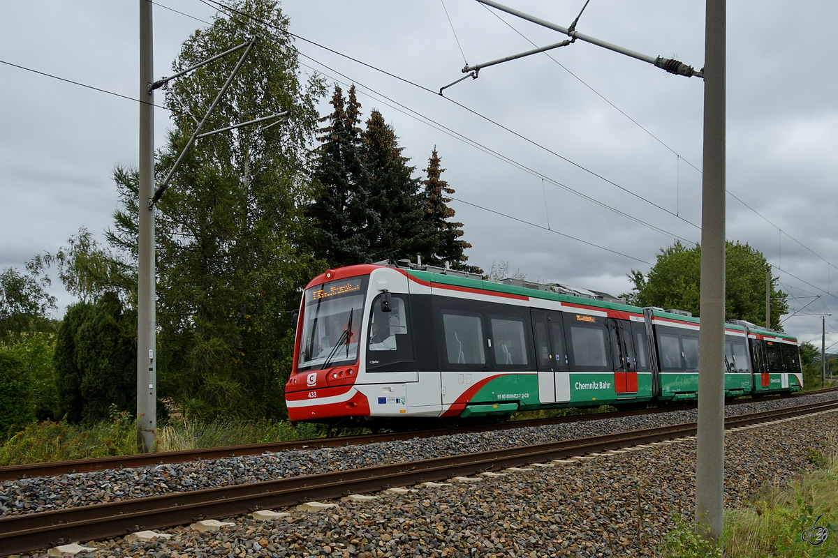 Wagen 433 der Chemnitzbahn bei der Vorbeifahrt am sächsischen Eisenbahnmuseum in Chemnitz-Hilbersdorf. (September 2020)