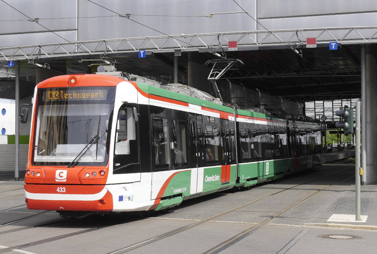 Wagen 433 der Chemnitzbahn verlässt den Chemnitzer Hauptbahnhof in Richtung Innenstadt. Als C13 ist der Wagen von Burgstädt als VT gekommen; den rest der Fahrt macht er als Straßenbahnfahrzeug. Chemnitz Hbf, 15.5.18