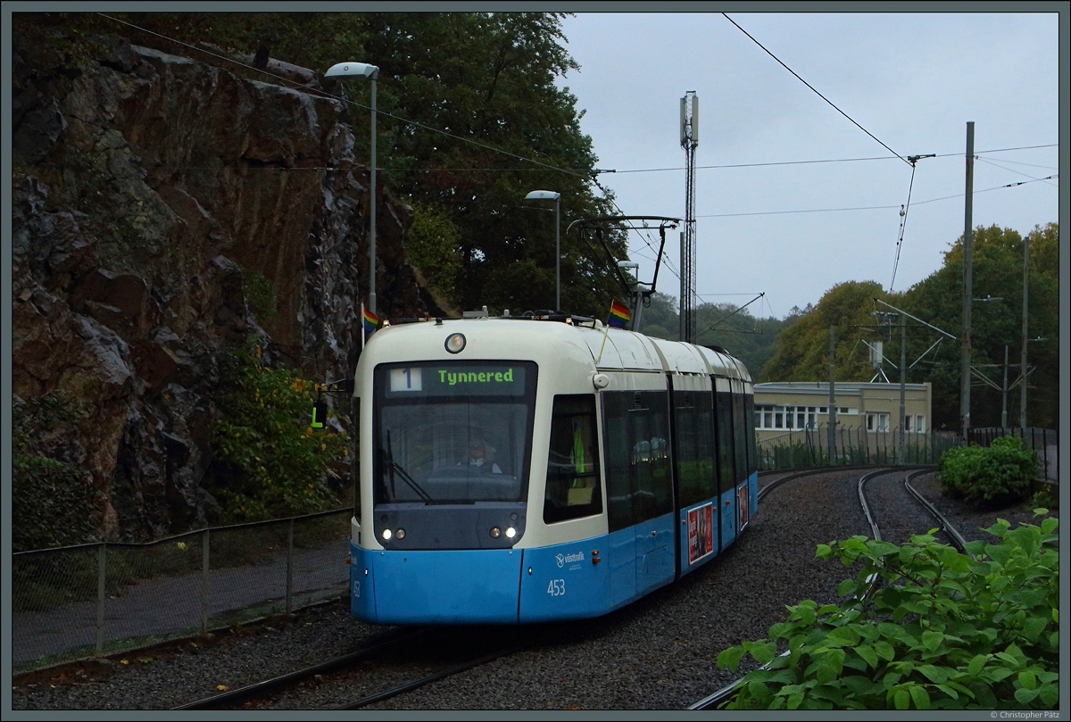 Wagen 453 ist am 02.10.2021 auf der Linie 1 im Einsatz und erreicht in Kürze die Haltestelle Marklandsgatan.