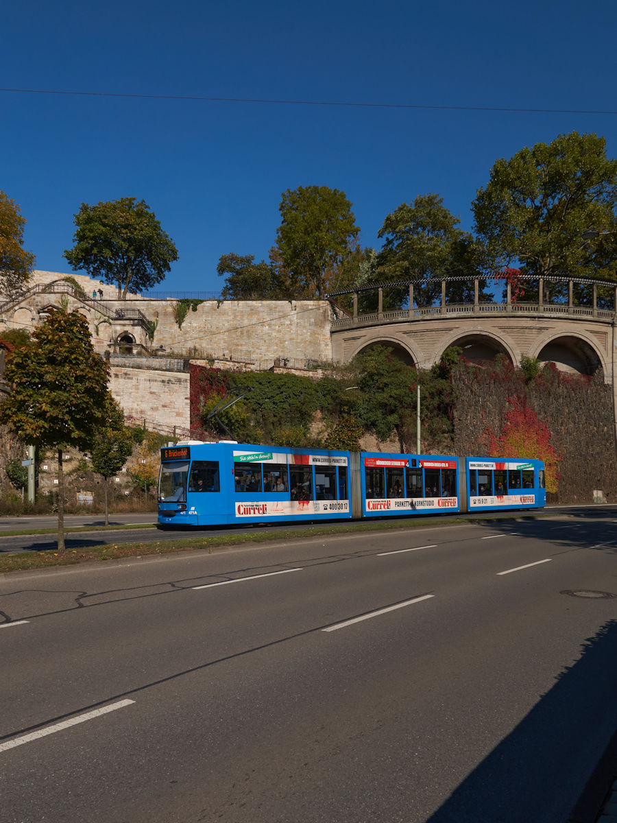 Wagen 471 der Kasseler Verkehrs Gesellschaft war am 09.10.2021 auf als Linie dem Weg von der Ihringshäuser Straße nach Brückenhof. Gerade fährt er die Frankfurter Straße hinunter und erreicht in Kürze die Haltestelle Am Weinberg.