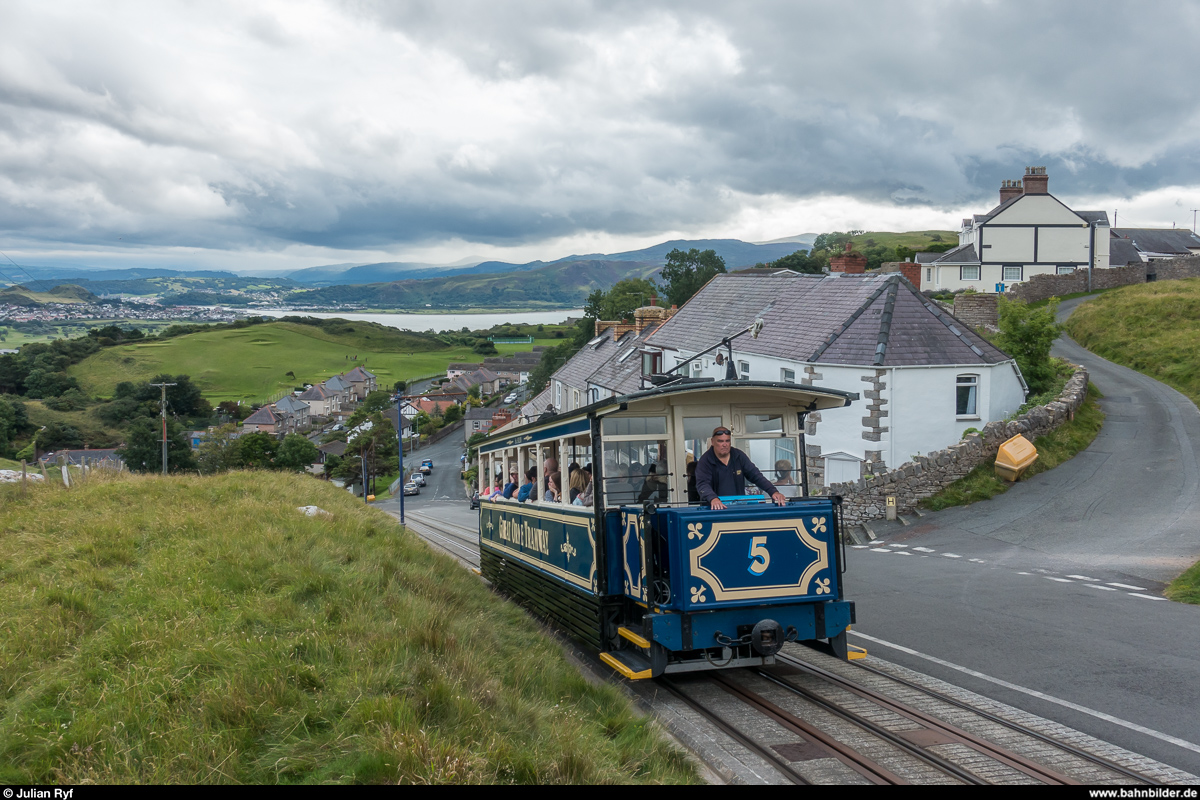 Wagen 5 des Great Orme Tramway am 14. August 2017 kurz vor der Mittelstation zwischen den letzten Häusern von Llandudno. Man beachte auch die interessante Gleisanordnung.