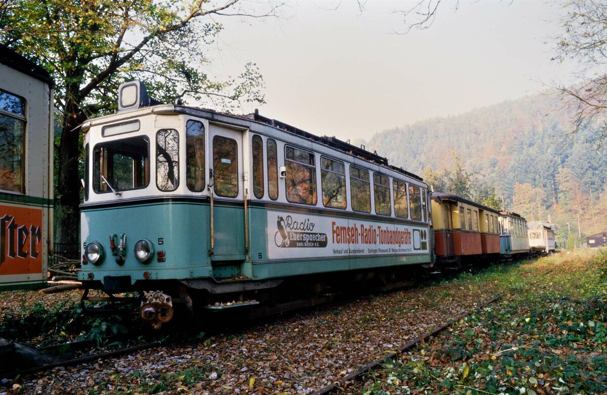Wagen 5 der Überlandstraßenbahn Esslingen-Nellingen-Denkendorf wurde im Bahnhof Schönau der früheren DB-Bahnstrecke Neckarsteinach-Schönau im Freien abgestellt für eine spätere Nutzung auf dieser Strecke als historisches Fahrzeug. Das Foto entstand im Sommer 1985. Aus diesem edlen Vorhaben wurde leider nichts. 
