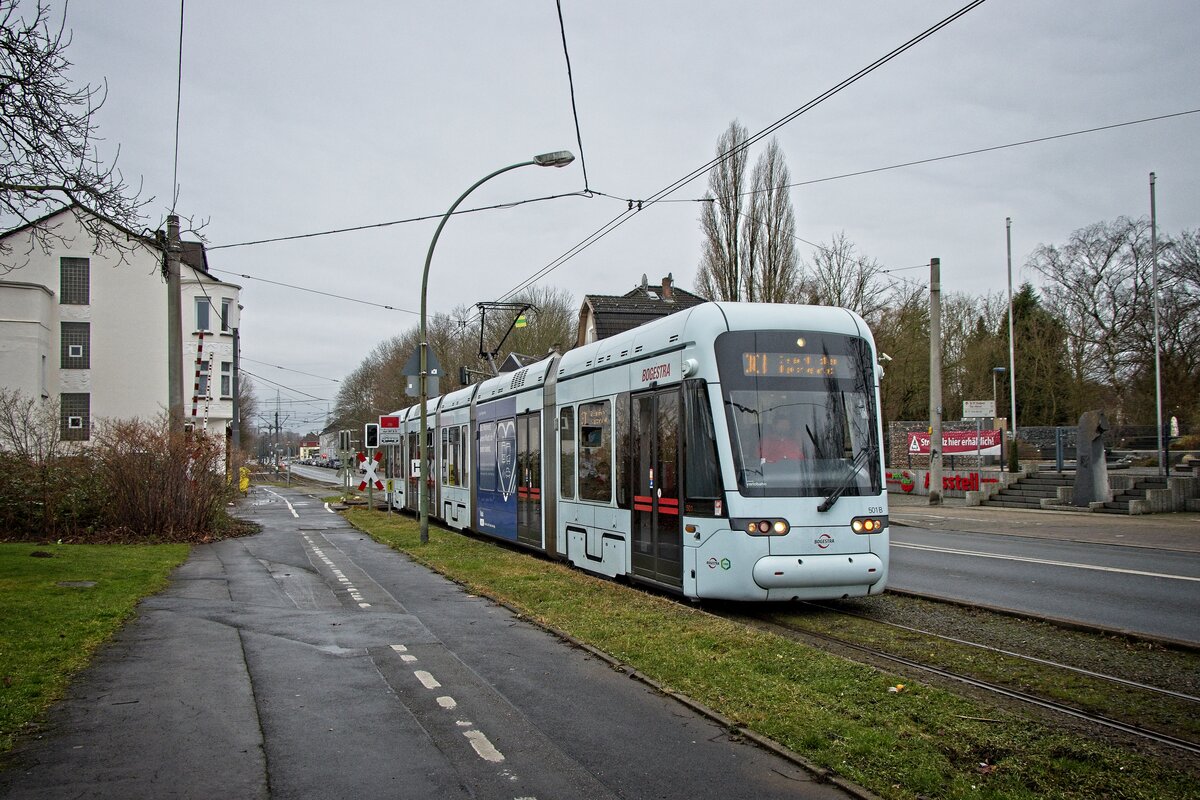 Wagen 501 der Bogestra auf der Linie 301 überquert den Bahnübergang am Bahnhof Gelsenkirchen-Buer Süd (29.12.2021)
