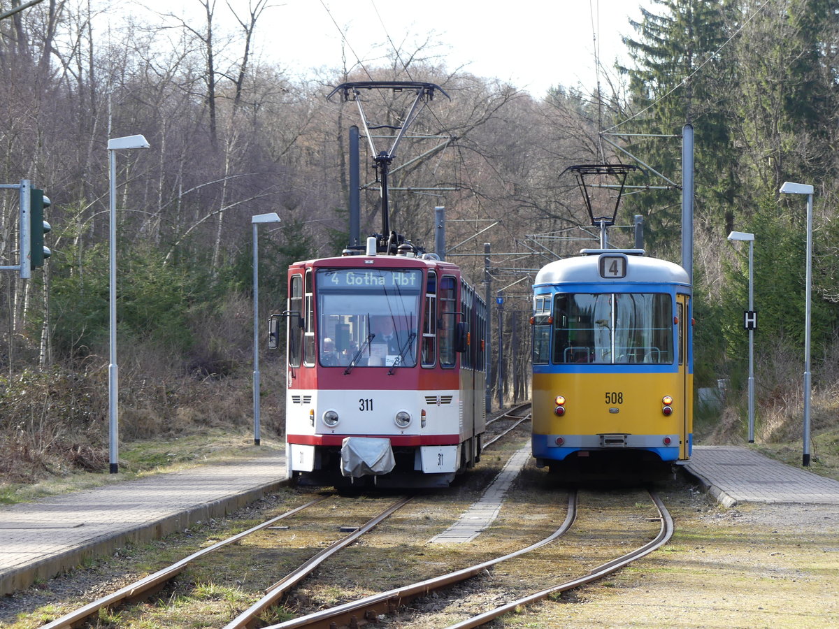 Wagen 508 nach Tabarz und Wagen 311 nach Gotha kreuzen am 16.03.2017 am Haltepunkt Marienglashöhle.