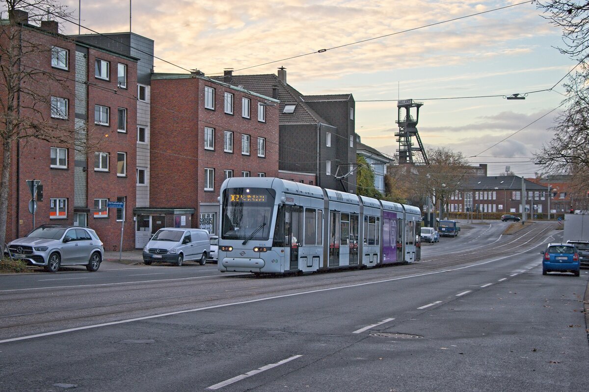 Wagen 512 der Bogestra auf der Linie 302 zwischen Lohrheidestraße und Freiheitstraße vor dem Schachtgerüst von Holland IV (21.11.2021)
