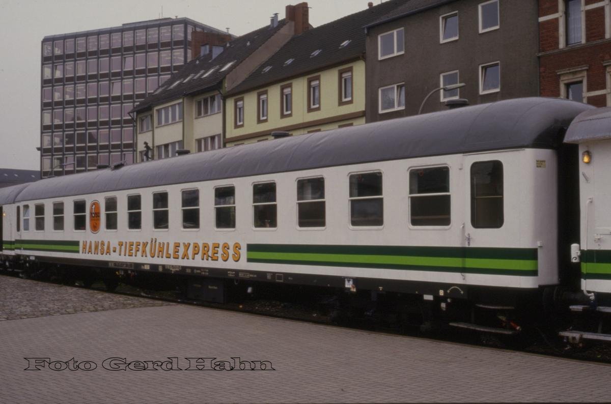 Wagen 518092-73001-0 am 5.4.1988 als Ausstellungs- bzw. Präsentationswagen  Hansa Tiefkühlexpress  im unteren Bahnhof von Osnabrück. Das im Hintergrund markante Büro Gebäude wurde übrigens inzwischen völlig umgestaltet und ist heute ein Appartement Hotel.