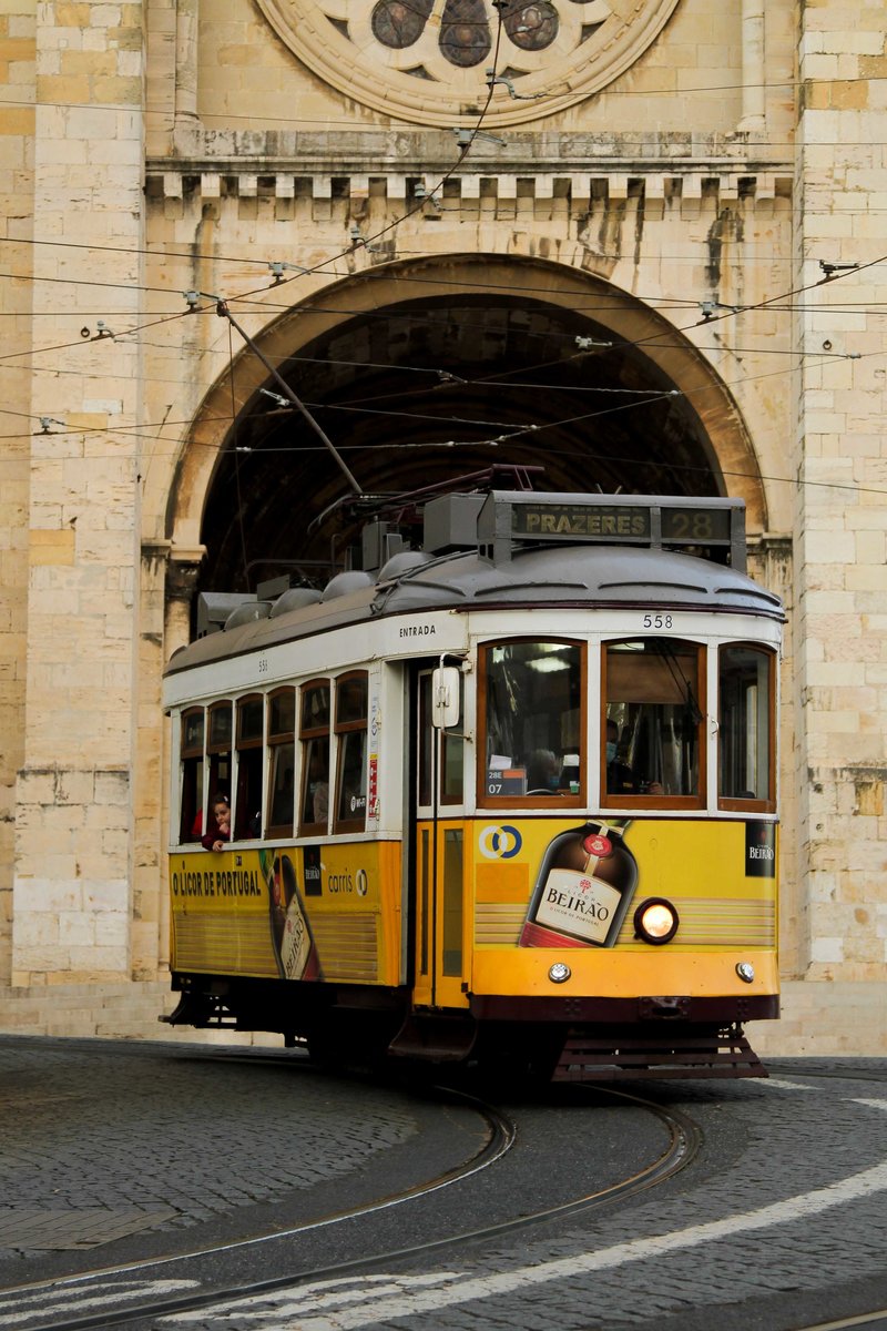 Wagen 558 auf der Line 28 kurz vor der Station Sé vor der Kathedrale von Lissabon am 3.12.2020. Das  Muss Motiv  der Stadt.
Trotz schlechten Lichtes für mich ganz interessant, bin ich 24 Jahre nicht mehr da gewesen und es ist fast noch alles gleich.