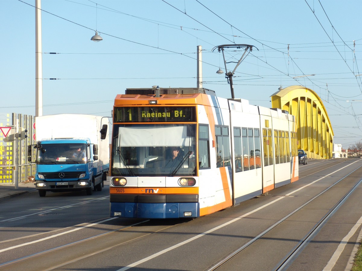 Wagen 5605 der RNV nach dem Passieren des  Neckarauer Übergangs  auf dem Weg nach Rheinau. Fotografiert am 25.02.2016 um 09:10 Uhr an der Haltestelle  Hochschule  beim Umsteigen. 