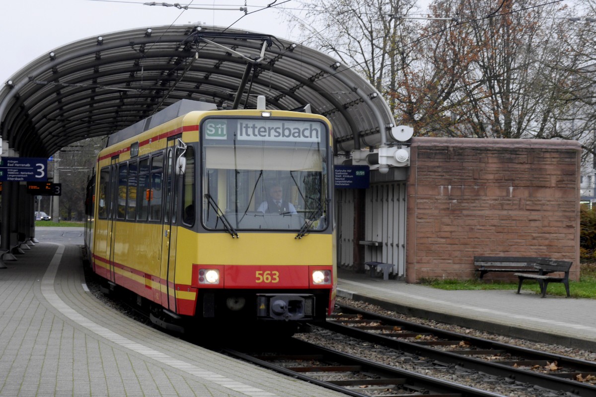 Wagen 563 mit angehängtem Zweiteiler 507 als S 1 beim Verlassen des Karlsruher Albtalbahnhofs am 29.11.14.
