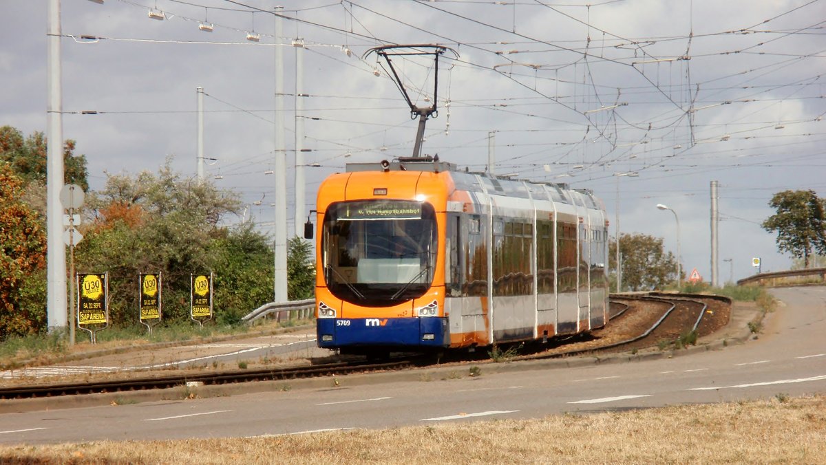 Wagen 5709 der rnv als Linie 1 in Richtung Hbf. Nächste Haltestelle ist am Bahnhof Mannheim-Waldhof. Aufgenommen am 22. September 2018.