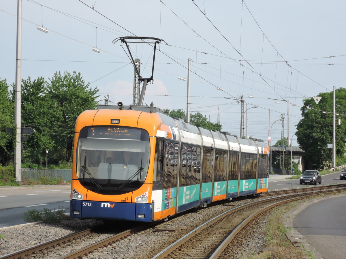 Wagen 5712 der RNV am 12.05.2018 um 17:32 Uhr auf dem Weg nach Schönau an der Haltestelle Friedrichstraße. 