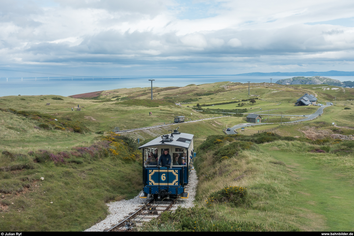 Wagen 6 hat am 14. August 2017 auf der oberen Sektion des Great Orme Tramway soeben mit dem im Hintergrund zu sehenden Wagen 7 gekreuzt. Rechts hinten ist die Mittelstation zu sehen, wo zwischen der unteren und der oberen Sektion umgestiegen werden muss.